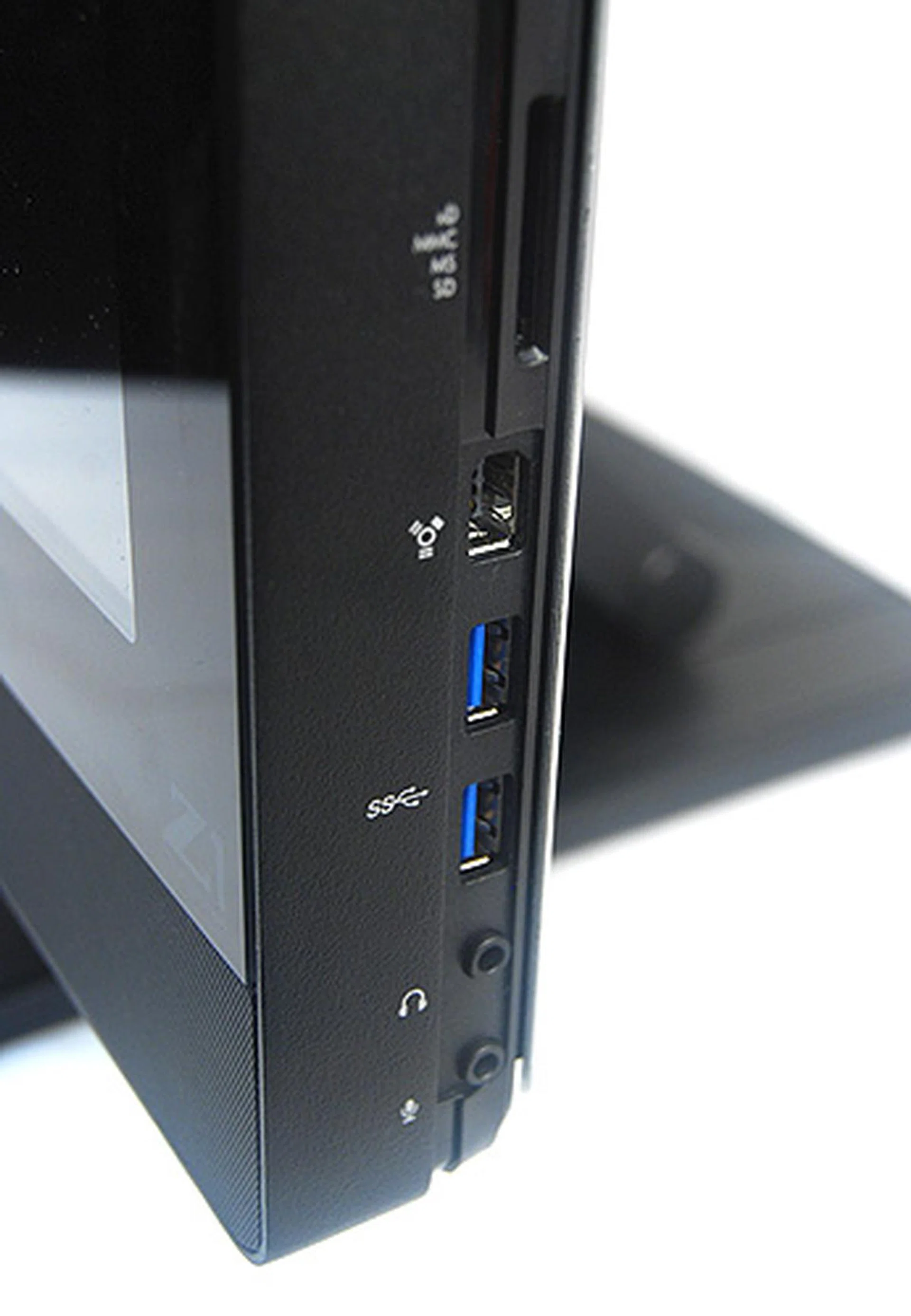 To the bottom right of the screen you'll find a memory card reader (compatible with xD, MMC, MS and SD cards), a FireWire port, a USB 3.0 and USB 2.0 port, and the headphones and microphone jacks.