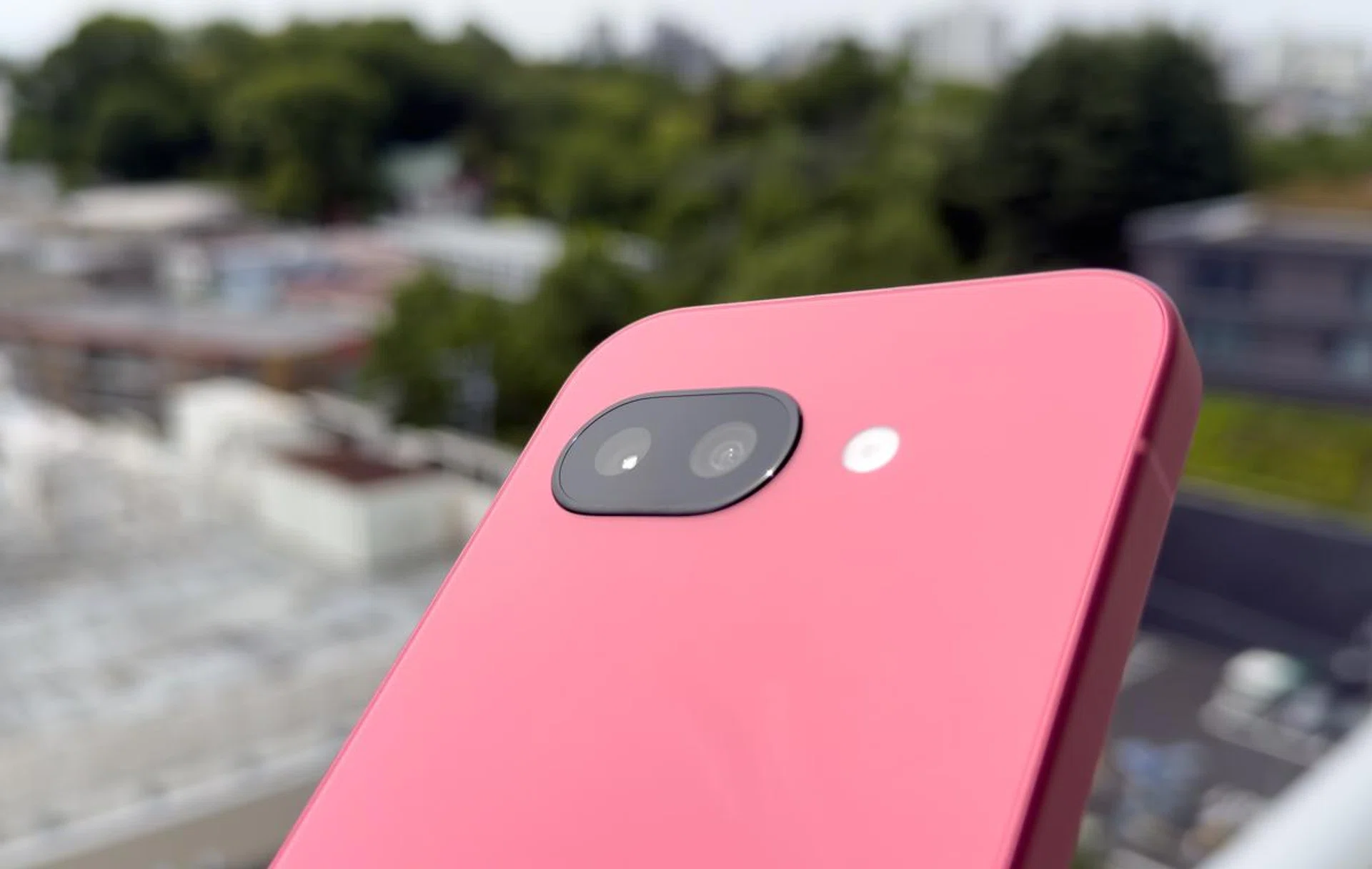 Camera bump is almost flush with the back. Photo: HWZ.