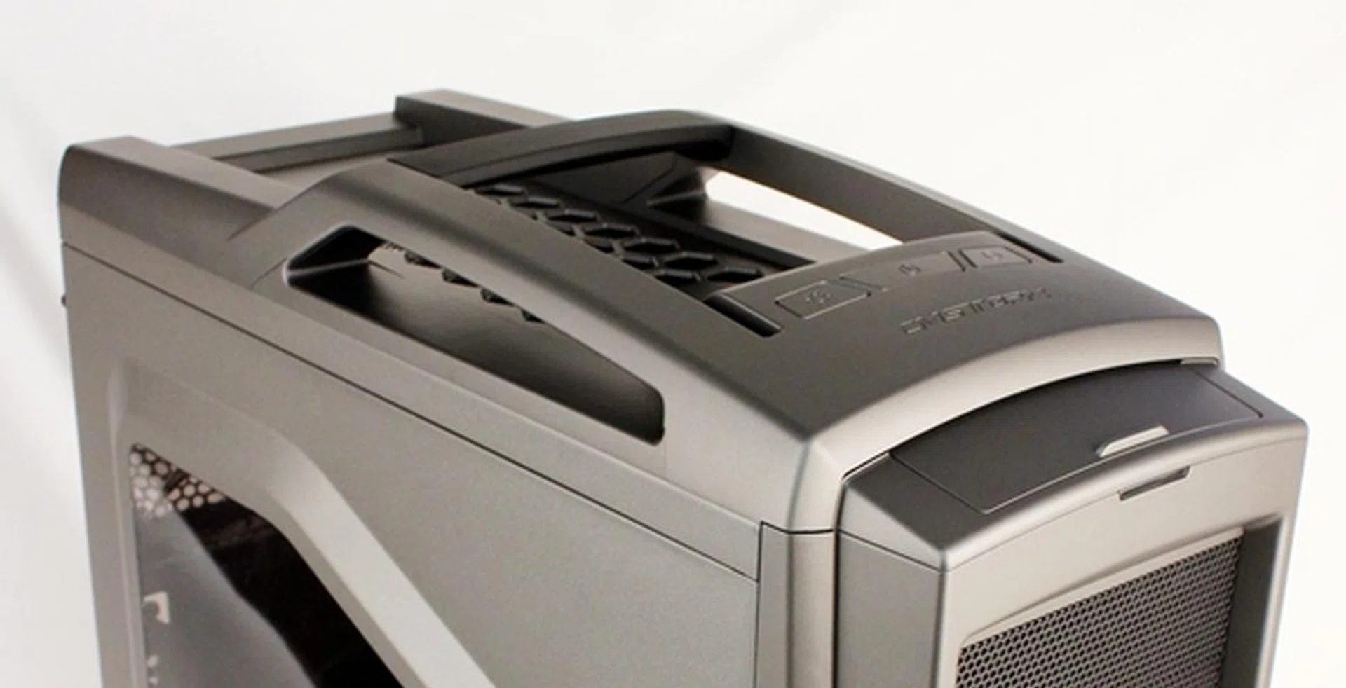 From this perspective, we can see the pair of carrying bars that is an extension of the hard plastic top crown that is firmly screwed to the steel body cage of the chassis.