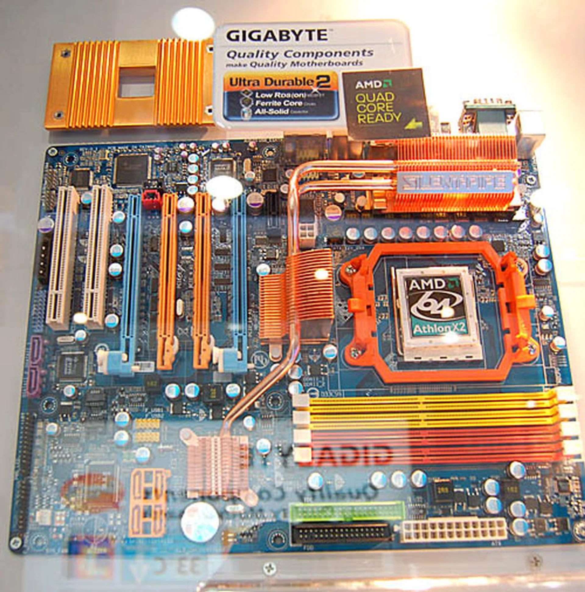  AMD's new platform for its Phenom processors as envisioned by Gigabyte. That means that copper based, Silent Pipe passive cooling and the use of solid capacitors on this RD790 motherboard (GA-M790-DQ6)  