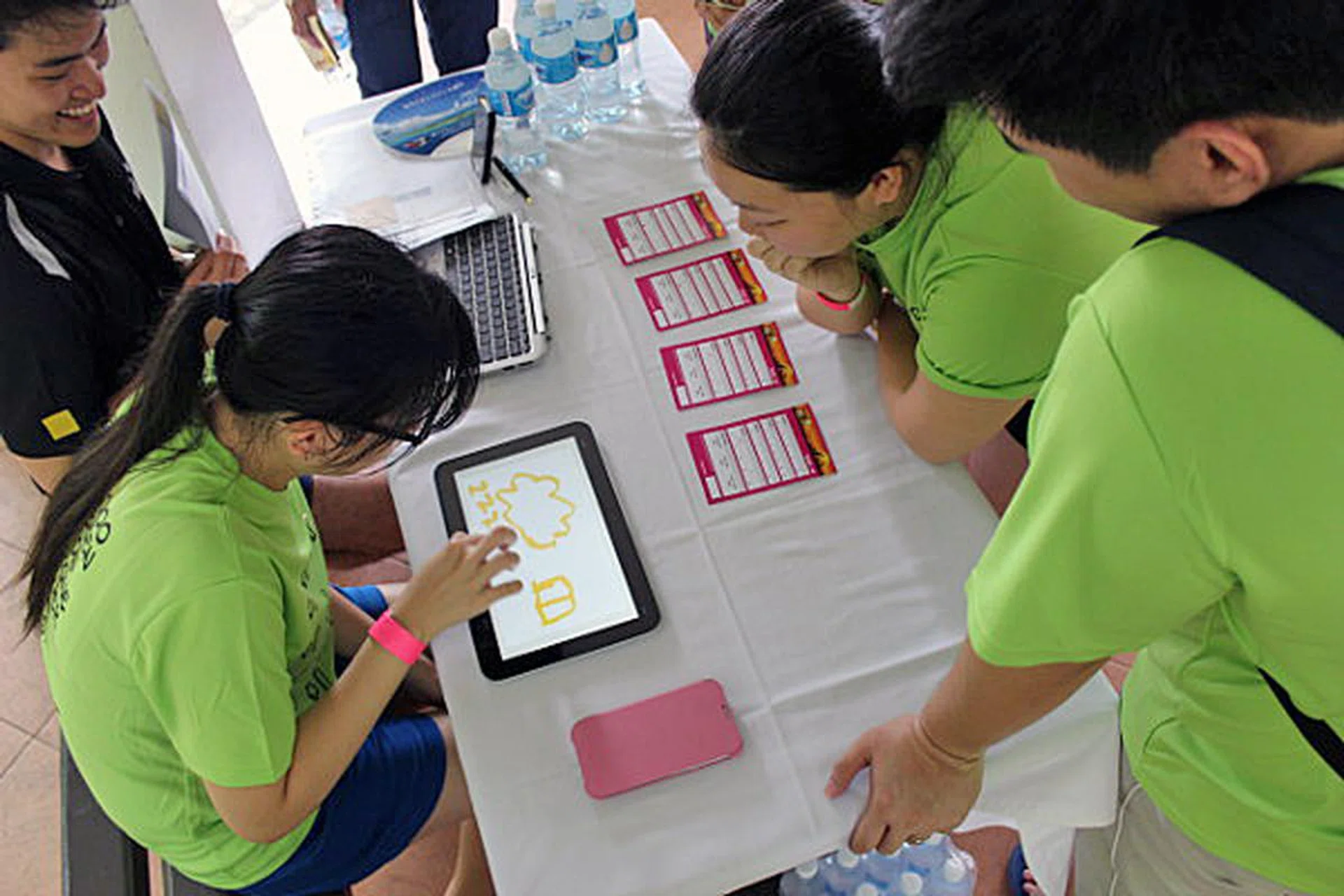 The HP Envy x2 allowed the teams to unleash their drawing skills, though we have no idea why many opted to go with the yellow ink brush. 