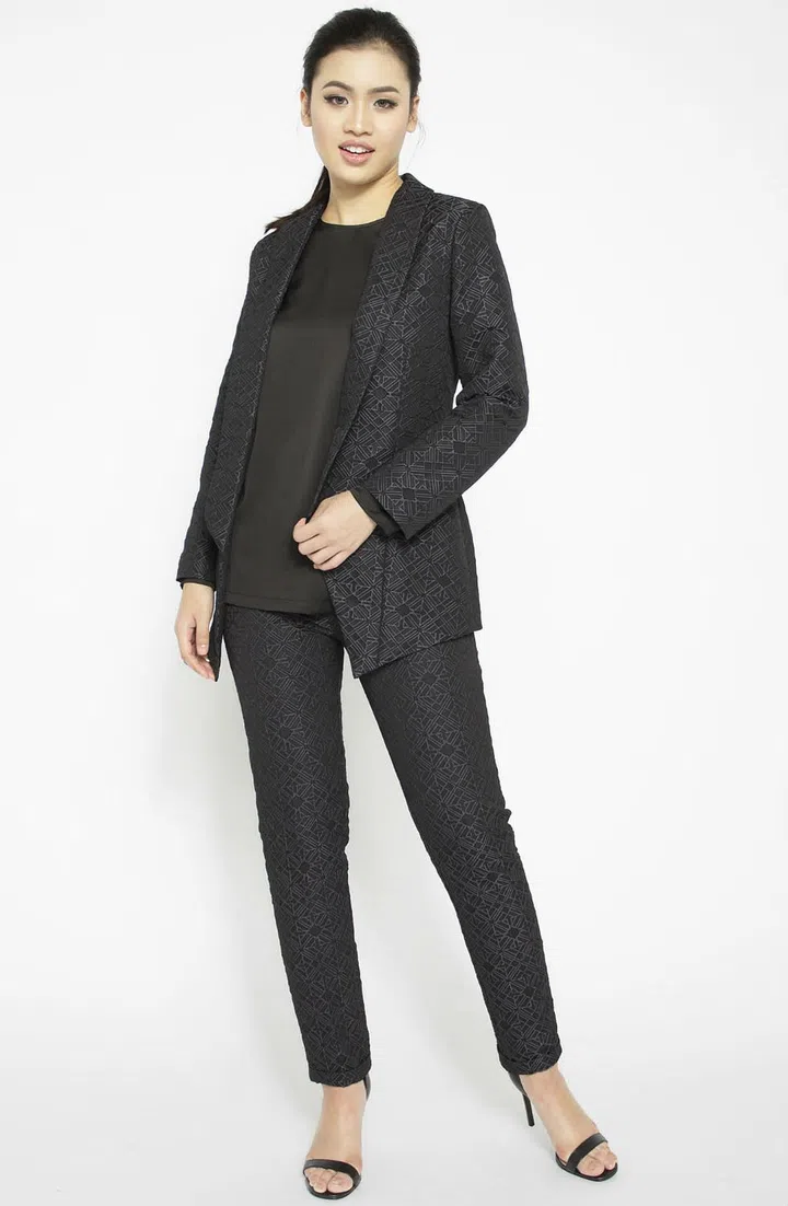 This versatile blazer is perfect for both boardroom and parties, charming everyone with its gorgeous jacquard details. Photo: Adlina Anis