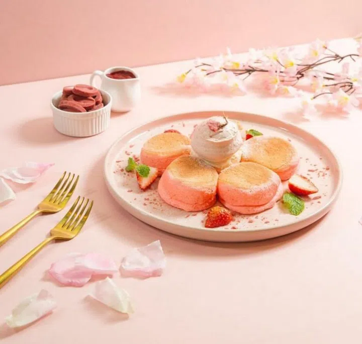 Pink Souffle Pancakes at Flipper's Singapore