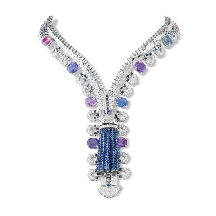 A true icon of the jewellery world, Van Cleef & Arpel’s Zip necklace, first introduced in the 1950s, marries technical ingenuity with timeless beauty. Open the zip
with the aid of the bejewelled tassels and the  transformable creation becomes a necklace. Zip it up and it becomes a bracelet— all thanks to an extraordinary level of micro-engineering expertise even before the age of computers.