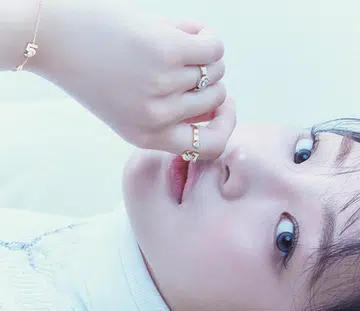 Minji NewJeans wearing Chanel No. 5 Jewellery rings and bracelet