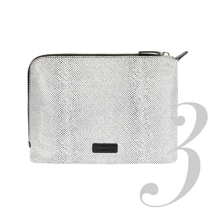 Minimalist looks coupled with high functionality make this the only pouch you need for a fuss-free day, thanks to two interior slip pockets and a zipper pocket.