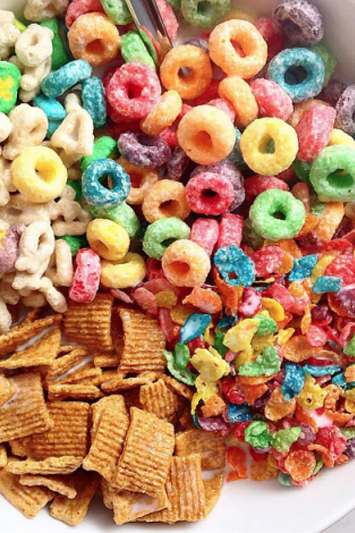 While you probably know sugary cereal isn't the most nutritious choice, sugar content isn't the only thing you should be paying attention to. If you're eating a cereal that's low in fiber and high in carbs, it won't keep you full and you'll be hungry way before lunchtime. Cue the snack attacks.