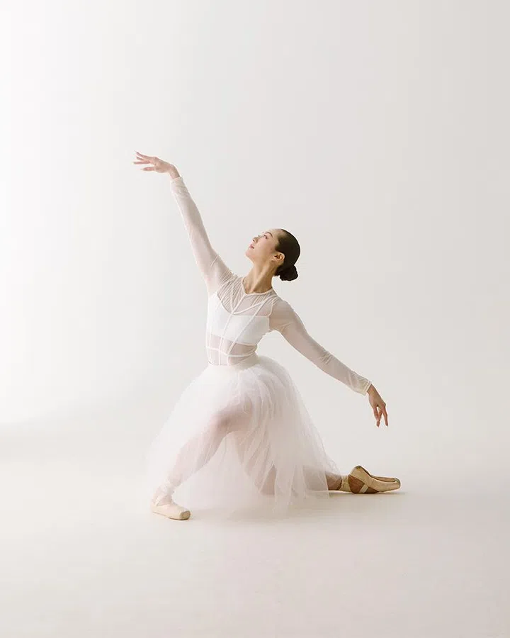 Van cleef arpels Ballet Précieux Clips | dancer megan sophie lau doing a ballet dance move