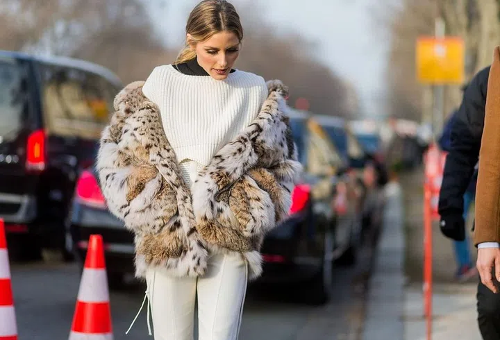 When it's cold out but you still want your outfit to shine, let your coat hit just under your shoulders to show off the full look (and stay semi-warm, of course). Photo: Getty 