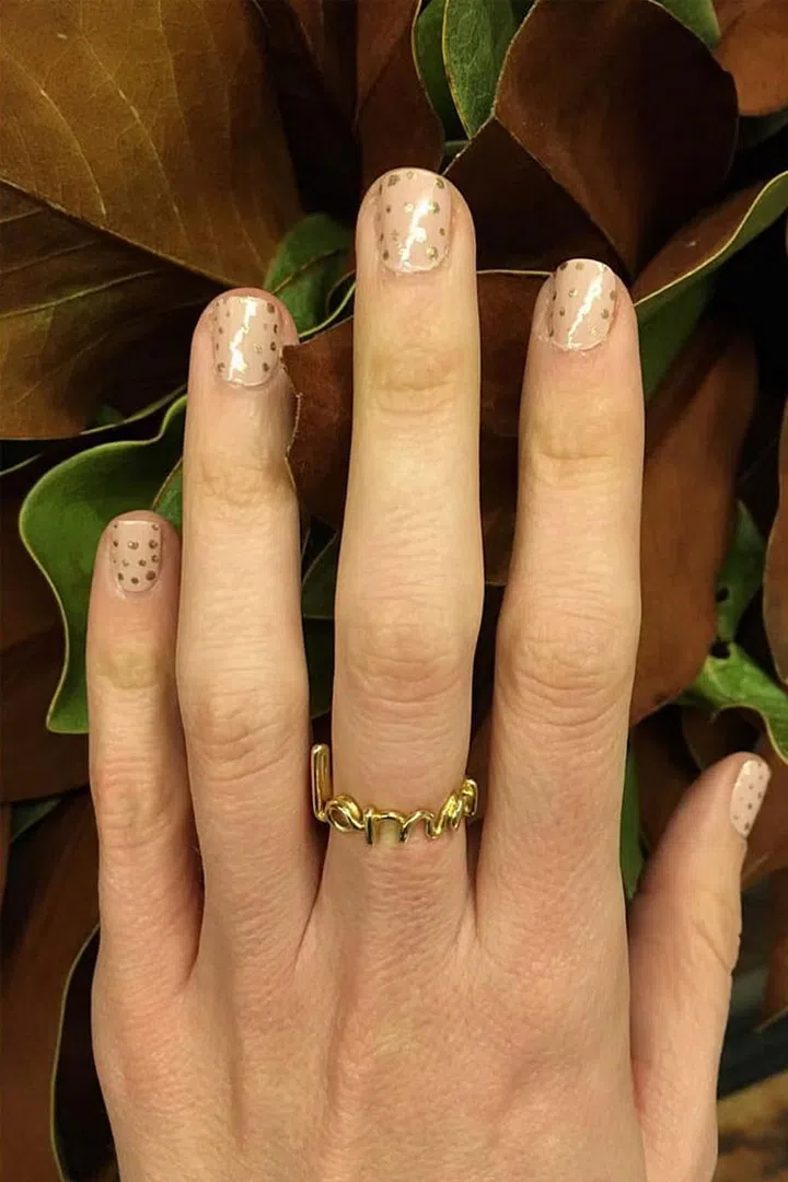 Raise your glass to 2017 with this champagne bubble-esque design.
@tenoverten
