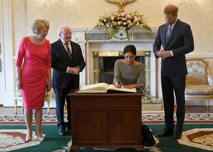 Meghan and Harry sign the guestbook in the President’s residence
Photo: Getty