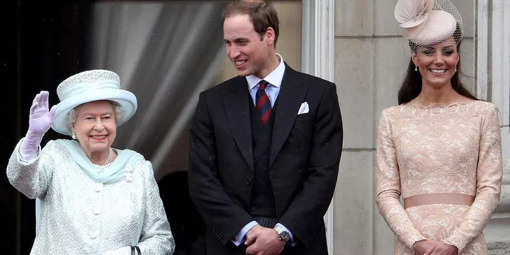 Queen Elizabeth waves to the crowds alongside Prince William and Duchess Kate while standing on the balcony of Buckingham Palace after a service of thanksgiving in honor of her Diamond Jubilee. Photo: Getty
