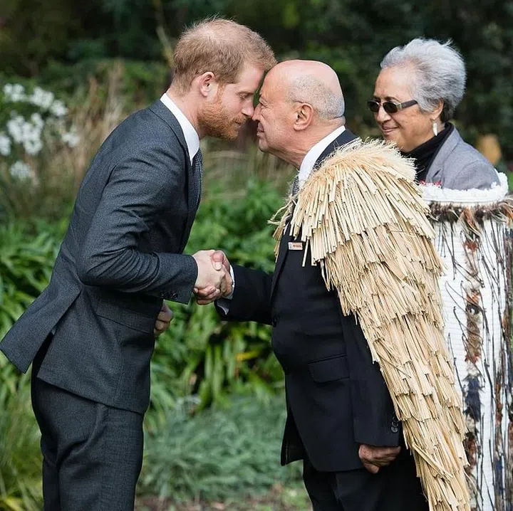 Harry performs a hongi, which is a traditional Mãori greeting. Photo: Getty 