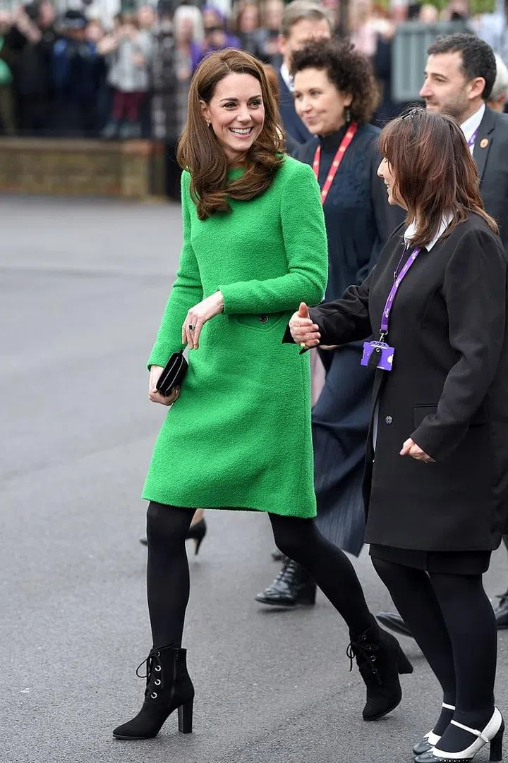 Kate wore a new dress for official school visits last Tuesday.  The Duchess gave us a welcome pop of colour with a bright green dress by Eponine London with an adorable pocket detailing. She kept the rest of the look simple with black stockings, black boots by LK Bennett and a small black Mulberry clutch. 