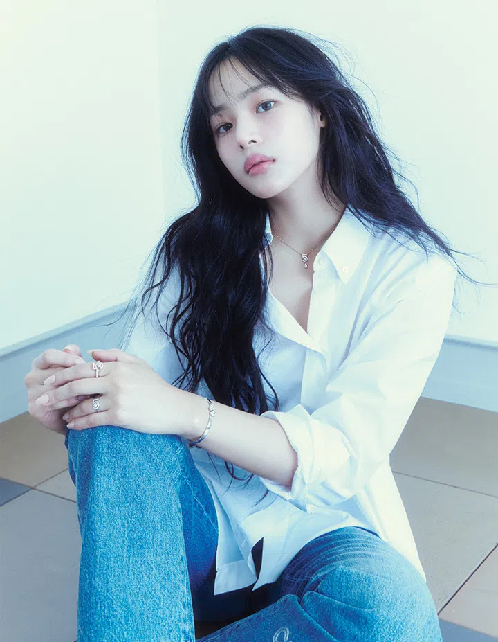 Minji NewJeans wearing Chanel No. 5 Jewellery necklace, rings and bracelet