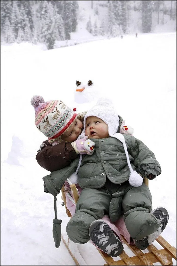 The daughters of King Willem-Alexander and Queen Maxima of the Netherlands on February 26, 2006. Photo: Getty 