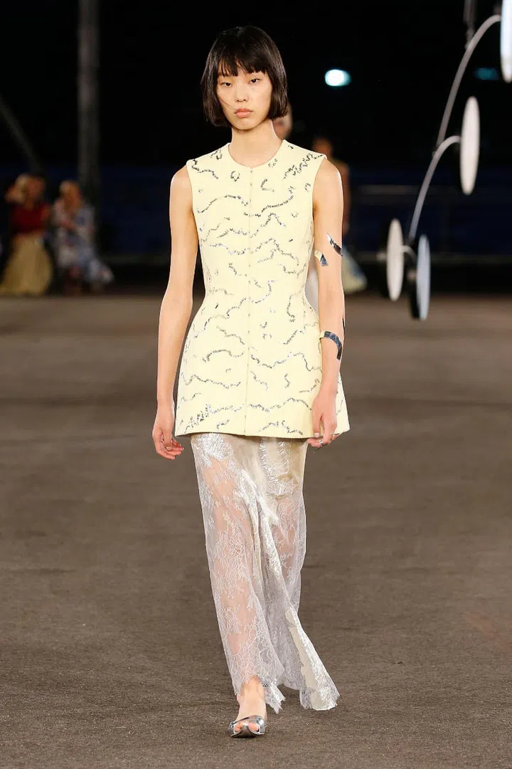 For spring/summer 2023, Burch referenced Nineties minimalism and presented a new take on sexy by playing with panels and layers in a
conceal/reveal approach.