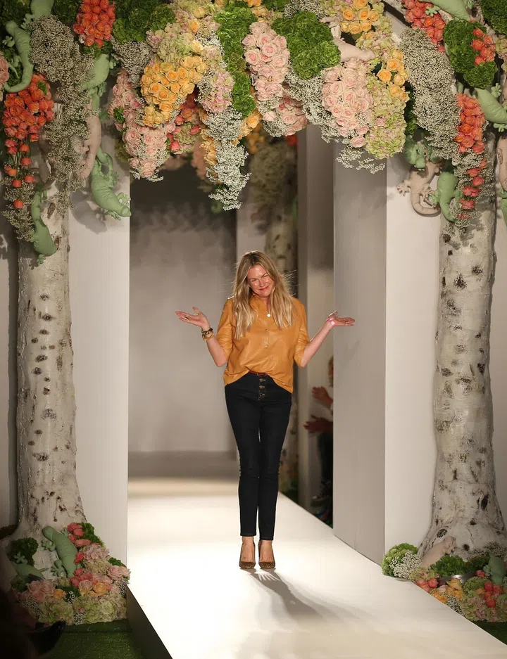 (120918) -- LONDON, Sept. 18, 2012() -- Emma Hill, Mulberry's Creative Director greets the audience during a show of Mulberry on day 5 of London Fashion Week Spring/Summer 2013 in London, Britain on Sept. 18, 2012.
(/Wang Lili) (jl)