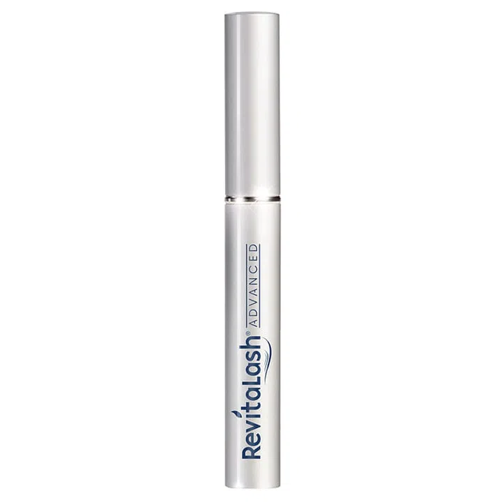 This tiny wand packs vitamin B complex, green tea extract, panthenol, 
peptides and amino acids—essential ingredients to nourish 
weak lashes and support healthy lash growth. 