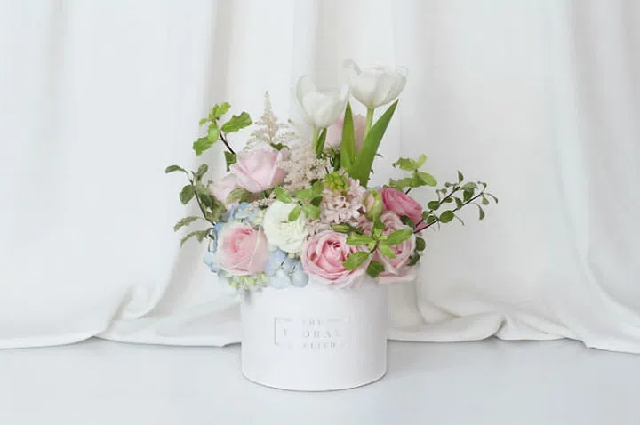 The Floral Atelier Signature Petite Bloom Box

Photo: The Floral Atelier