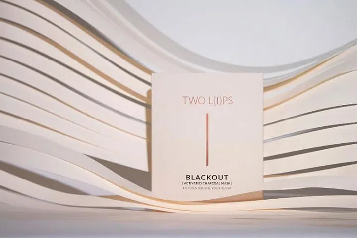 TWO L(I)PS Blackout Mask