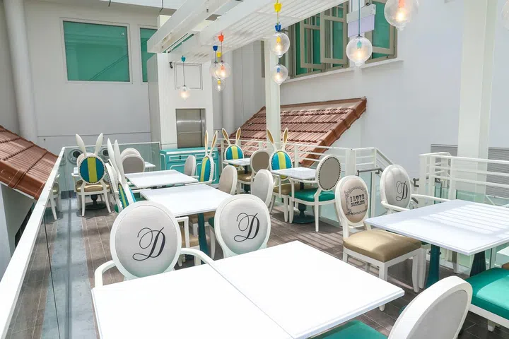 Dazzling Cafe at Capitol Piazza 