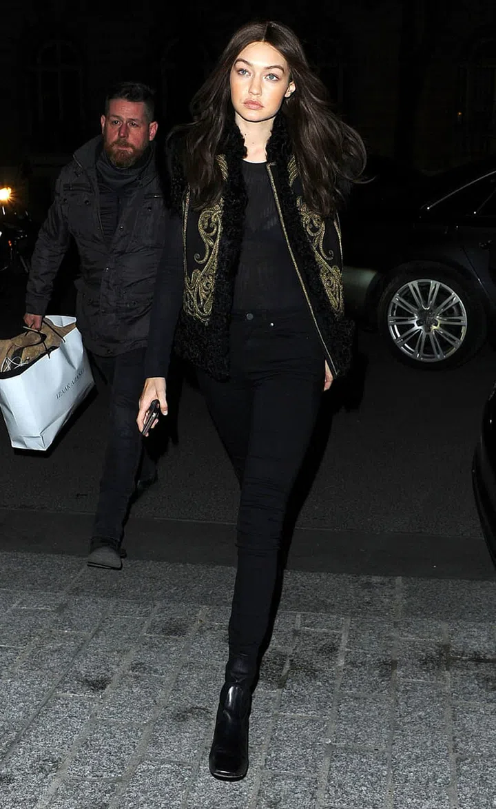 The model looked sleek in an all-black ensemble, adding eye-catching details with touches of gold in her jacket. Photo: Splash