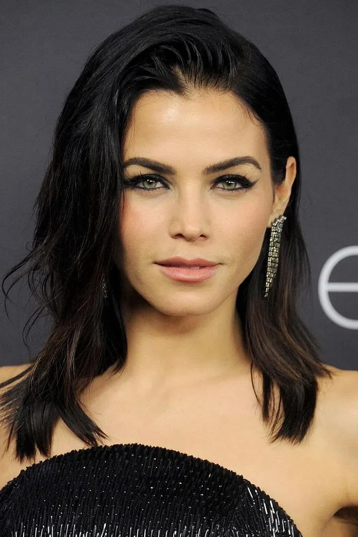 A beautiful navy cat-eye flick mimics a similar shape happening with her hair.  