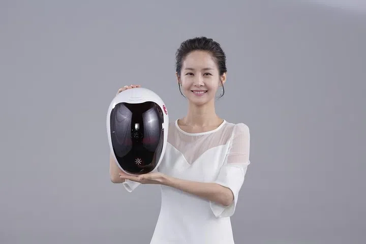 K-beauty lovers, you’re in for a treat. By Peapods will be retailing Singapore’s first “CF Magic Mask” (from $75 to $730) that will be exclusive to NomadX. For beauty junkies suffering from acne scars, redness and blemishes, this facial LED light therapy magic mask promises to solve those woes and reduce pain and inflammation by boosting your skin’s metabolism that helps in the regeneration of skin cells. Furthermore, their Spatulaworks natural skincare products are gentle to your skin as they contain zero traces of alcohol and synthetic surfactant. You don’t need to convince us further.