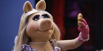 kate-spade-new-york-disney-miss-piggy-collection-2016