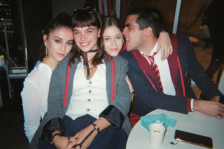 ÉLITE (L to R) CLAUDIA SALAS as REBECA, CARLA DÍAZ as ARI, GEORGINA AMORÓS as CAYETANA, OMAR AYUSO as OMAR in ÉLITE. Cr. NIETE/NETFLIX © 2020
