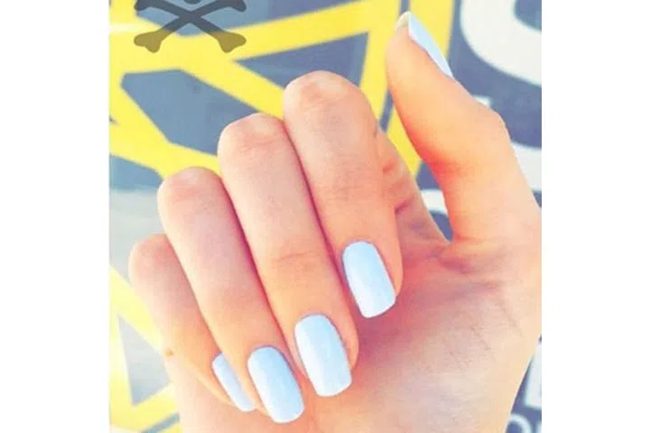 BEST FOR: Wide nail beds; short length.
BOTTOM LINE: A standard square shape with straight edges gives the nails a subtle edge without much effort. When filed short, they won't break easily—a practical choice for low-maintenance ladies.
WEAR IT WITH: High-shine solid shades.
@oliveandjune