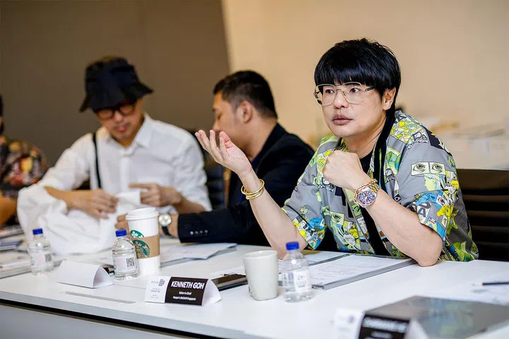Editor in Chief Kenneth Goh giving insights to a finalist.