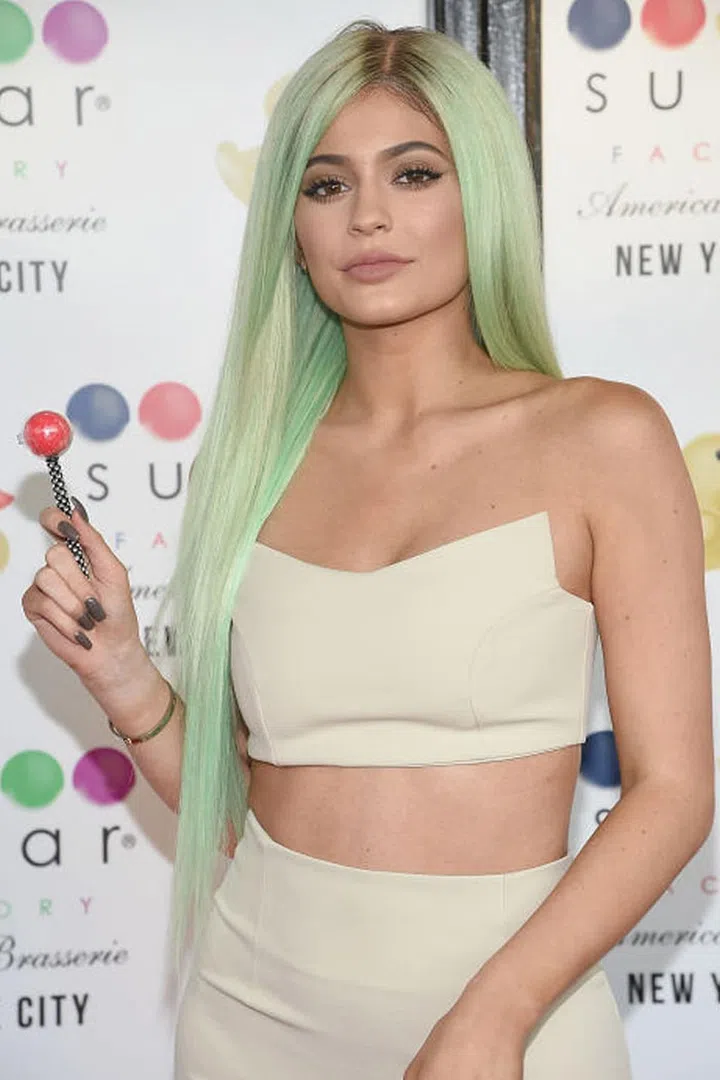 Kylie busted out mile-long green hair for her Sugar Factory appearance on September 16, 2015. This good time went down slightly before the star's wig guru Tokyo Stylez hit viral fame, so many fans assumed her green hair was the real deal.