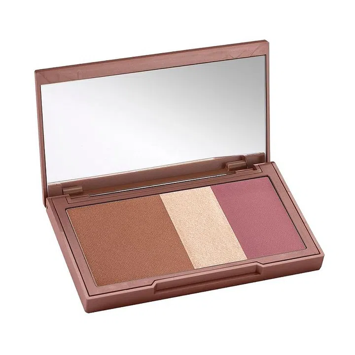 One of Urban Decay's bestsellers, this new shade extension holds a pearlescent bronzer and a matte blush for subtler  definition.