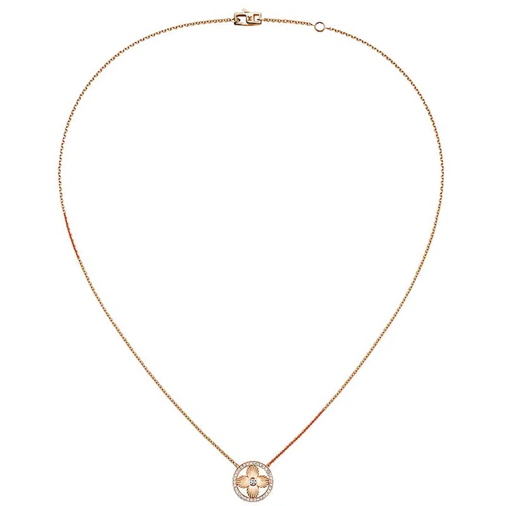 The Blossom collection
from Louis Vuitton
celebrates the Monogram
flower, first created in 1896 by Georges-Louis Vuitton. The delicate Sunlight Blossom flower’s guilloche detailing evokes the rays of the sun, while the circle of pavé diamonds enchances the symmetrical design of the pendant.
