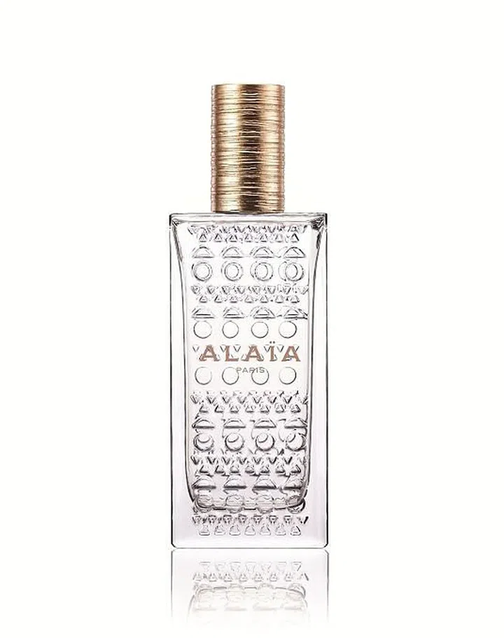 This blend of sweet almond, heliotrope, musk accords and vanilla absolute forms a warm, sheer veil around you for a mysterious, second-skin effect. 