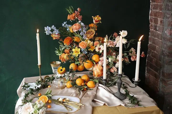 Freeze: Step away from the mason jars and twine. Trade the over-used Pinterest faux pas for fresh fruit–like citrus in rich ochre hues or deeper toned figs, pomegranates and grapes. Thoughtful floral arrangements (like these gestural ones or those in domed glass cloches) make these undeniably of this season. Stick to evergreen and seasonal produce, for color-rich centerpieces. Pro tip: incorporate those same fruits into your locally-sourced menu for your wedding reception or after-party to give your guests a multi-sensory, seasonal experience.

Photo: Getty