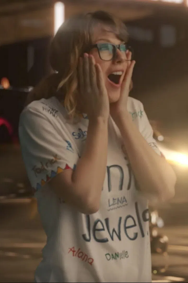 Wearing a shirt filled with the names of her current squad, Taylor goes for the no-makeup makeup look, showing the world what her bare lips actually look like IRL.