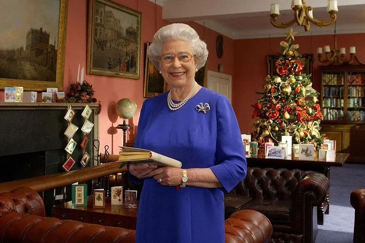 As we can see in this 2001 photo, Queen Elizabeth displays the thoughtful cards on every surface available — from the mantel, to sofa tables, to her coffee table. We also love how the tree's red and gold decorations pick up the color in the room, along with the clever use of ribbon to display even more cards on the mantel.