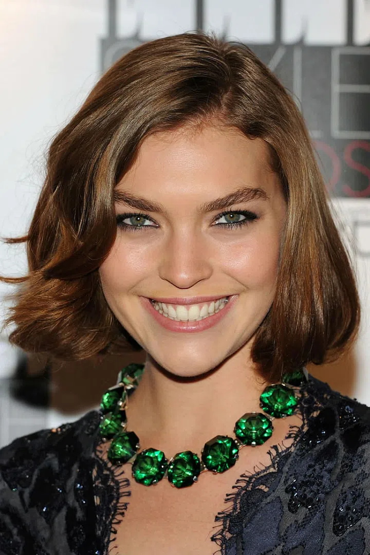 Thick, blunt ends and an all-over rich hue make model Arizona Muse's mane look like a million bucks.
