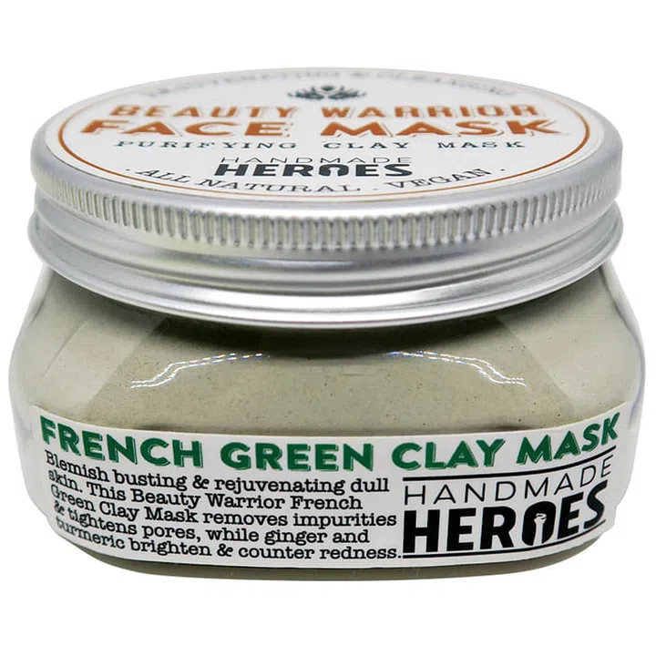When mixed with water, this forms a paste that has an astringent effect to eliminate excess sebum and brighten dull skin.