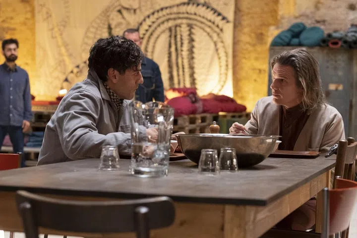 Oscar Isaac as Steven Grant and Ethan Hawke as Arthur Harrow in Marvel Studios' MOON KNIGHT, exclusively on Disney+. Photo by Csaba Aknay. ©Marvel Studios 2022. All Rights Reserved.