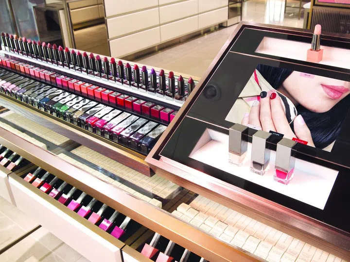 SB0315Beauty_News_2014_STORE_IMAGES_SEOUL_THE_BURBERRY_BEAUTY_BOX_DIGITAL_LIP_AND_NAIL_BAR