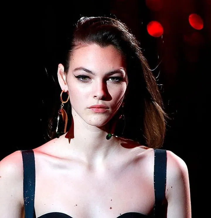 Channel your inner rock star with a deep side part and wing liner. 

Photo: Getty Images