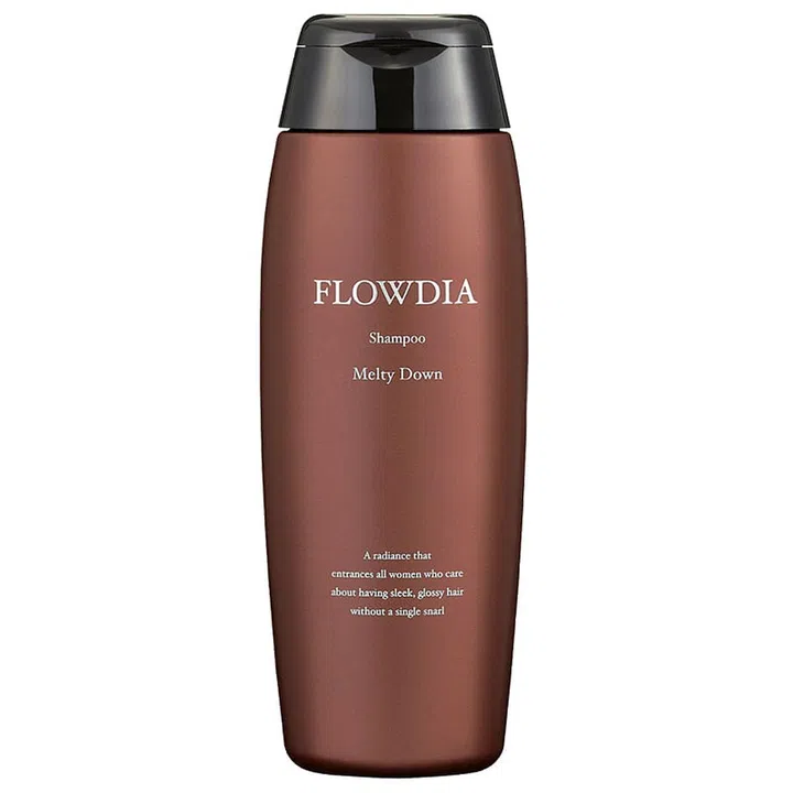 Free of alcohol and silicones that can strip hair of its colour, this lightweight shampoo is also formulated with vitamins and antioxidants to fend off free radicals and preserve colour intensity.