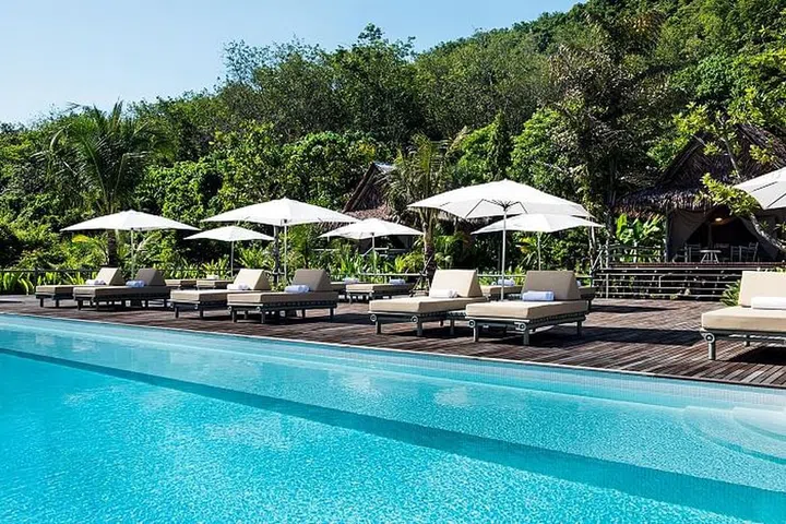 Como Beach Club pool area