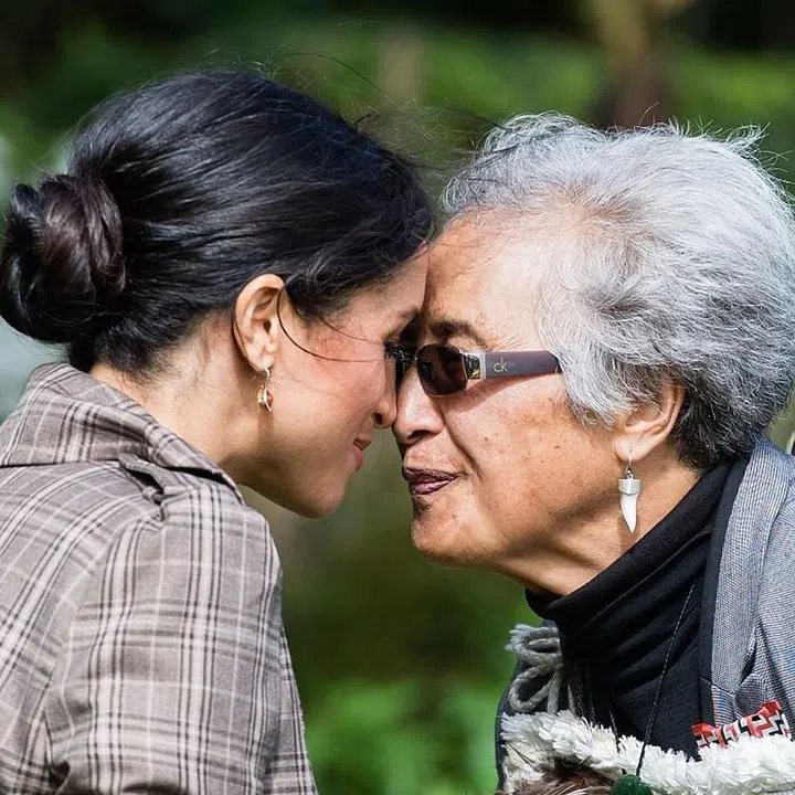 Meghan performs a hongi, which is a traditional Mãori greeting. Photo: Getty 