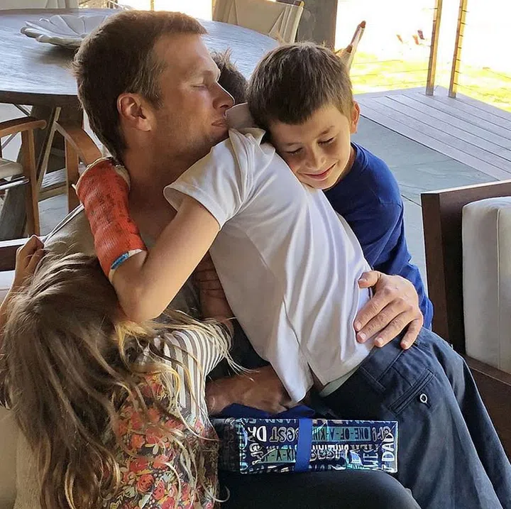 Happy Father’s Day to the most loving dad in the world. We love you! ❤Feliz dia dos pais para o pai mais amoroso do mundo! Nós te amamos!
Photo: Instagram 