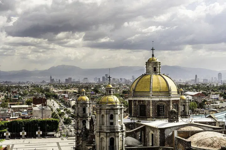 Most people think of Mexico as a beach getaway—but that would mean missing out on the country’s bustling, buzzy, easy-to-reach metropolis. A weekend here can be as busy or laid-back as you choose. Those who want to see the sights will have no shortage of options, including Bosque de Chapultepec—where you can rent a paddleboat in the lake and tour an 18th-century castle—and exploring the frenetic Centro Histórico, which is home to the Zócalo (or main square), National Palace, and Palacio de Bellas Artes.

Couples staying at the stylish, five-room Ignacia Guest House can linger over a traditional breakfast in the orange tree-dotted courtyard before aimlessly wandering hand-in-hand along the neighborhood’s cafe-and boutique-lined streets. As for where to eat, it’s all about a low-high approach; for example, al pastor tacos from Taquería los Parados for lunch, followed by a candle-lit dinner of über-seasonal, French-inflected dishes at Máximo Bistrot (make reservations in advance). Post-meal, cozy up for drinks at the recently renovated Four Seasons Hotel Mexico City, whose Fifty Mils bar has one of the best cocktail programs in town. Looking to splurge? Book a sunrise hot-air balloon ride over the nearby pyramids of Teotihuacan through Journey Mexico—complete with a sparkling wine toast upon landing.
Photo: Getty